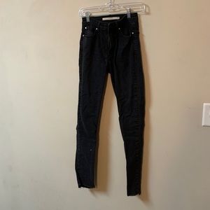 BLACK SKINNY JEANS WITH RAW HEM